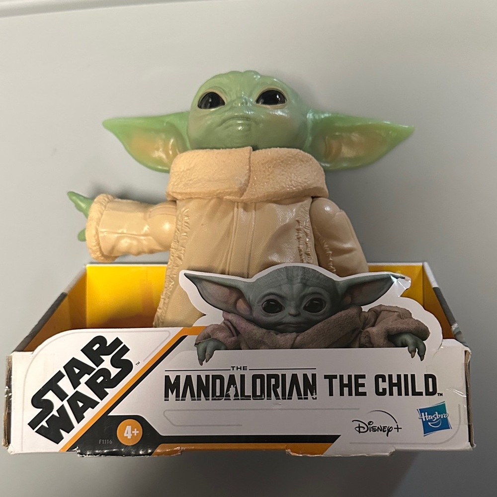 Hasbro Star Wars The Mandalorian The Child - Green and Tan